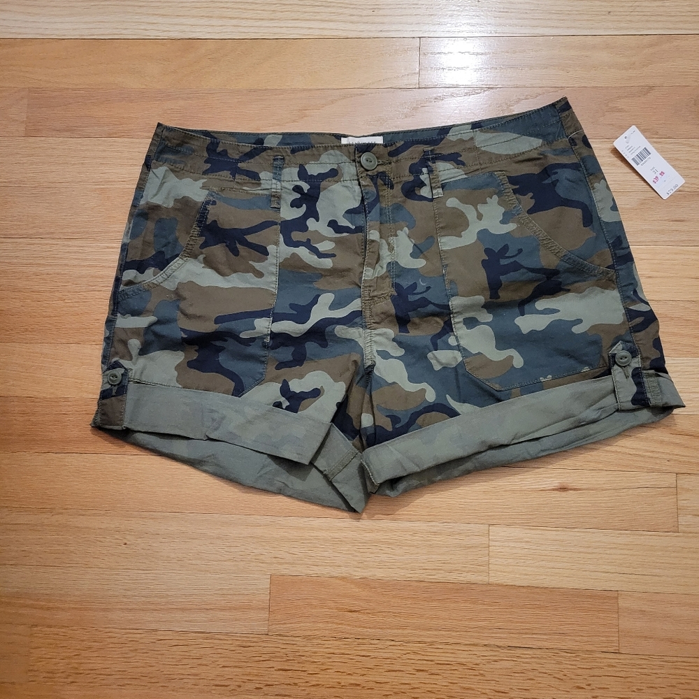 NWT Sanctuary camo shorts size 31